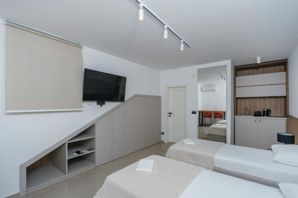 Bed, TV and multimedia, Photo of the whole room, Bedroom