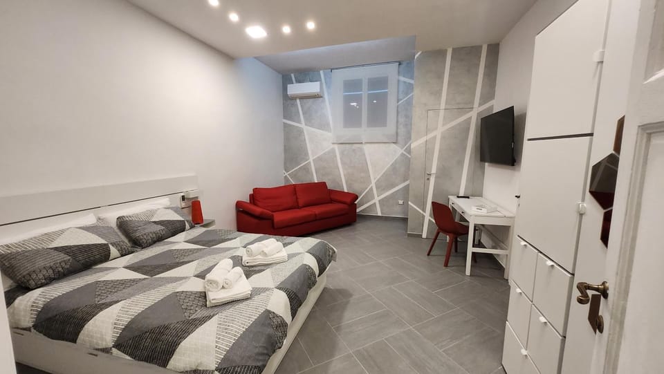 Photo of the whole room, Bedroom