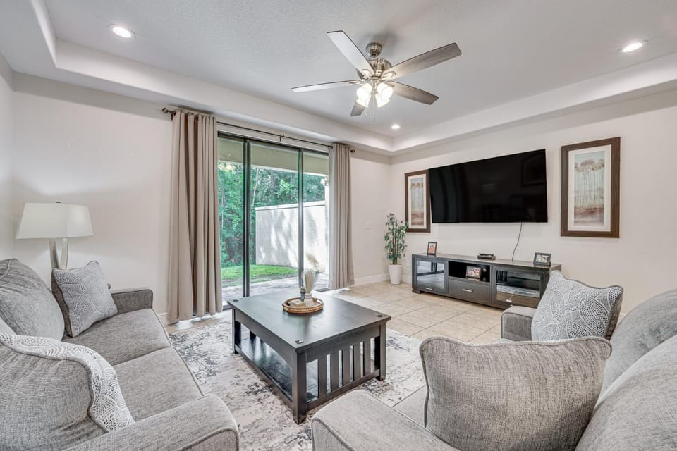 7 Mi to Disney: Davenport Townhome w/ Patio & Pool House in Four Corners