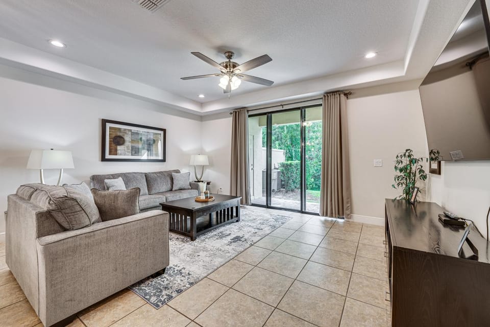 7 Mi to Disney: Davenport Townhome w/ Patio & Pool House in Four Corners