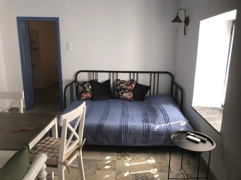 Bed, Seating area