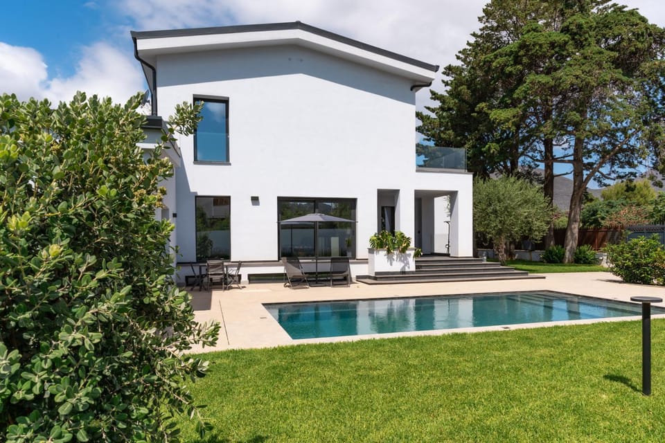 Property building, Patio, Garden, Garden, Garden view, Pool view, Swimming pool, sunbed