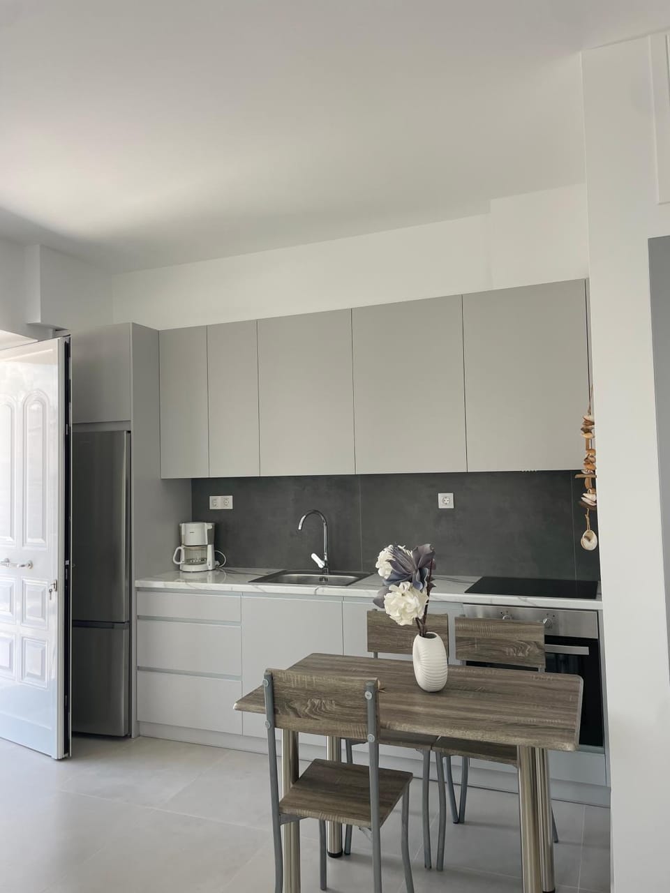 Kitchen or kitchenette, Dining area