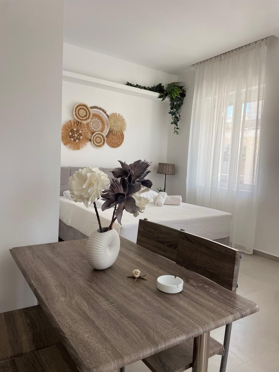 Photo of the whole room, Dining area