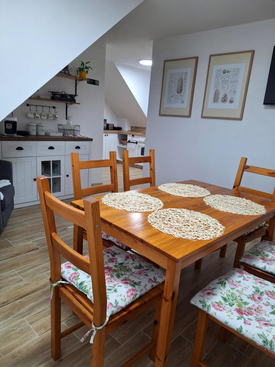 Kitchen or kitchenette, Living room, Seating area, Dining area