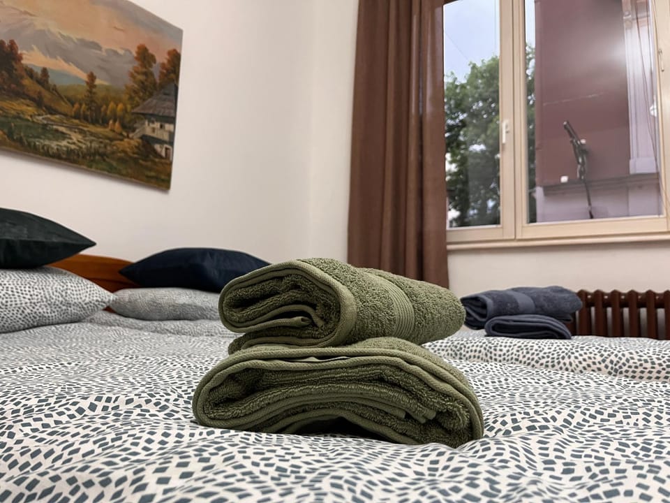 Bed, Bedroom, towels