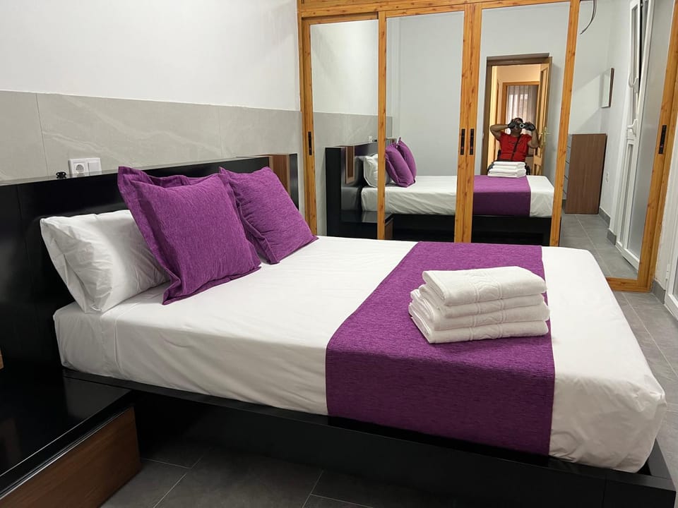 Bed, Photo of the whole room, Bedroom, towels
