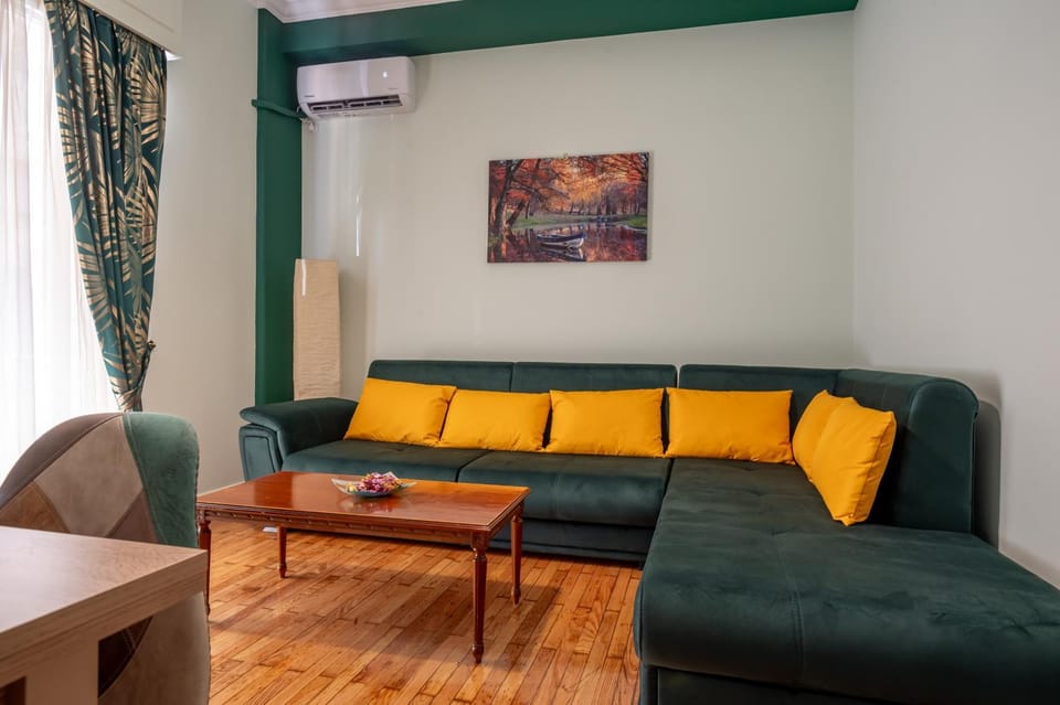 TV and multimedia, Living room, Seating area, air conditioner