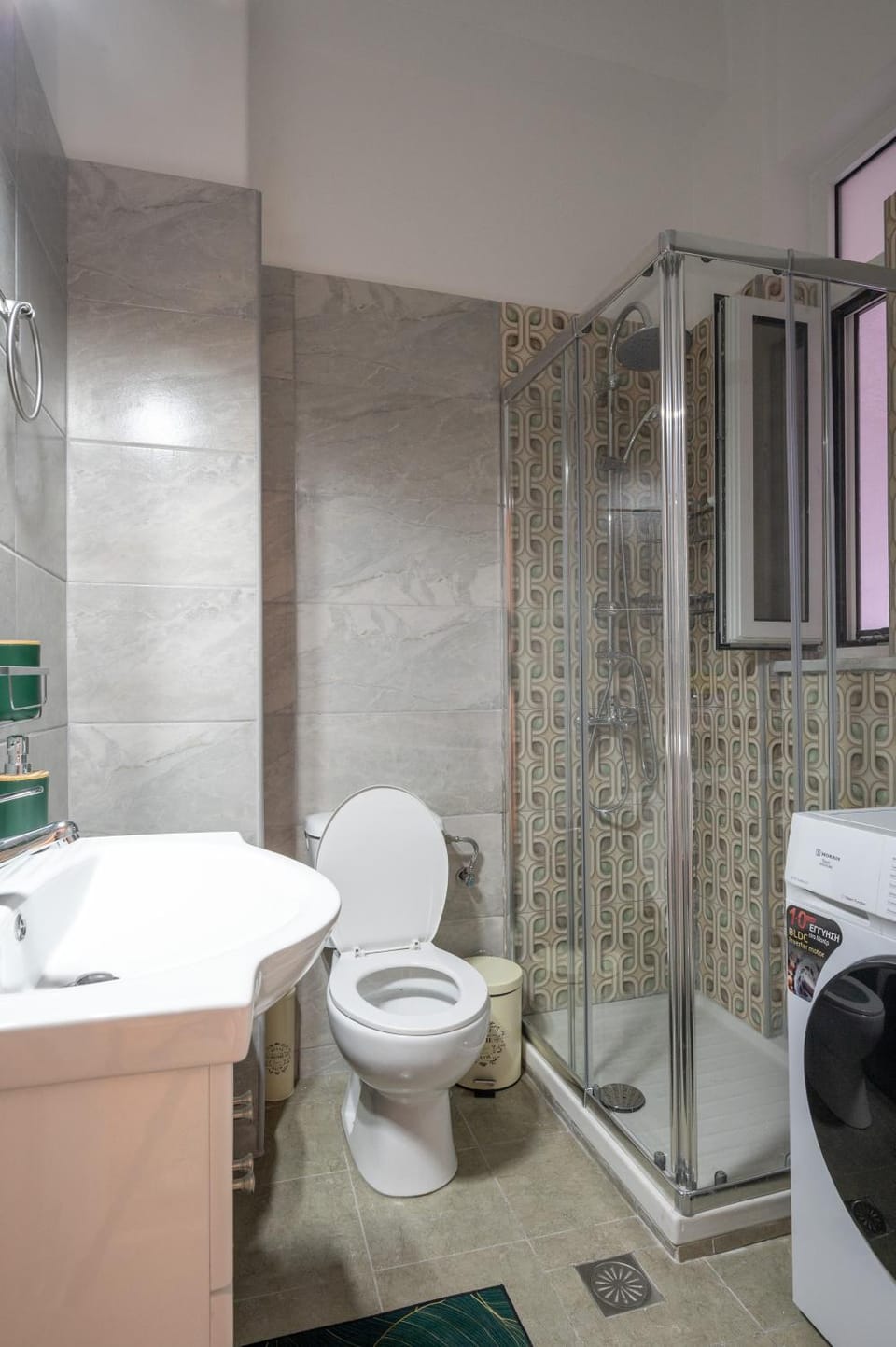 Shower, Toilet, Bathroom, towels, washing machine