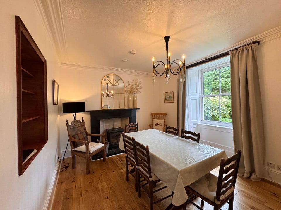 Dining area, fireplace
