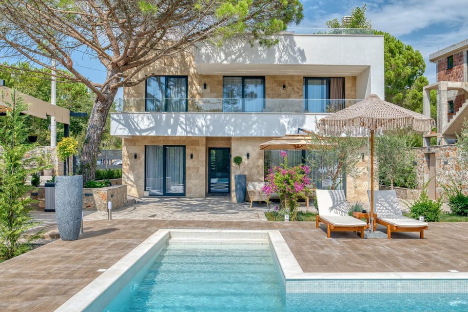 Property building, Patio, Day, Garden, Swimming pool, sunbed