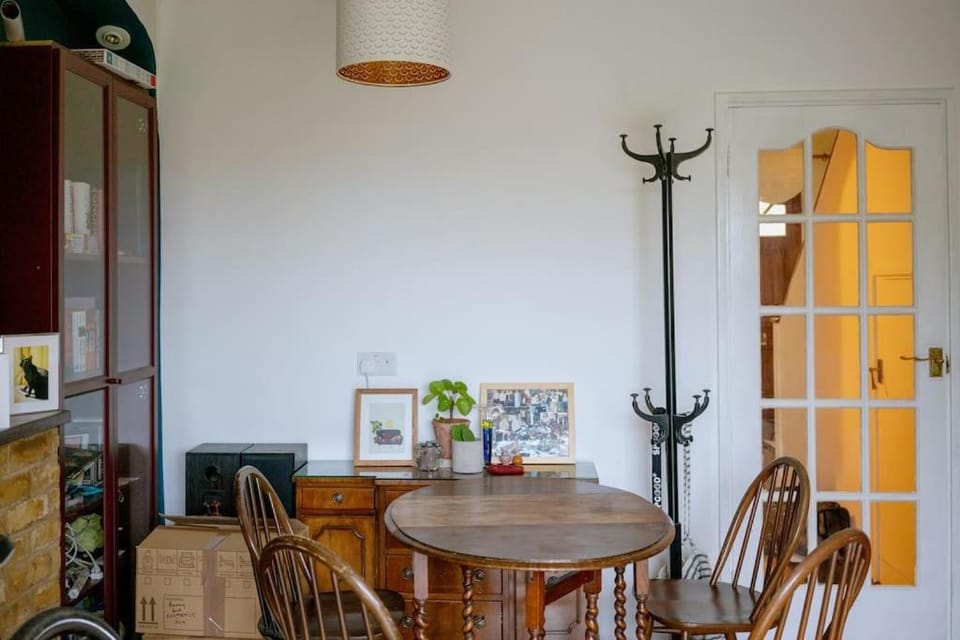 Comfy 1-Bed Flat Near Hospital & Station Apartment in London