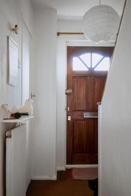 Comfy 1-Bed Flat Near Hospital & Station Apartment in London