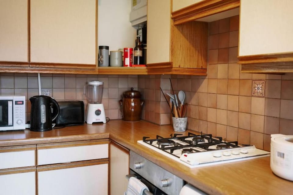 Comfy 1-Bed Flat Near Hospital & Station Apartment in London