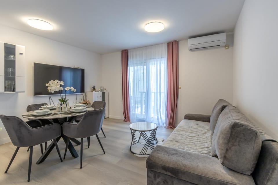 Communal lounge/ TV room, TV and multimedia, Living room, Seating area, Dining area, air conditioner