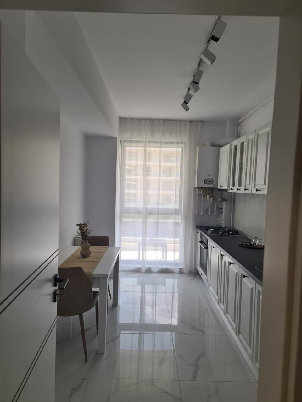 Kitchen or kitchenette, minibar, oven, stove