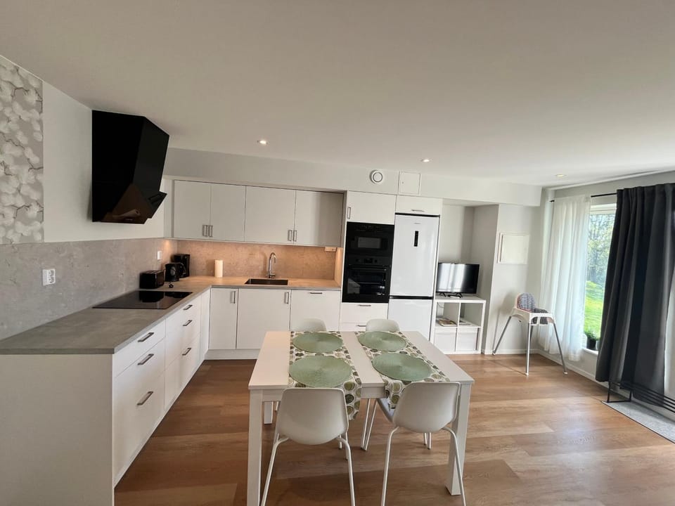 Dining area, kitchen