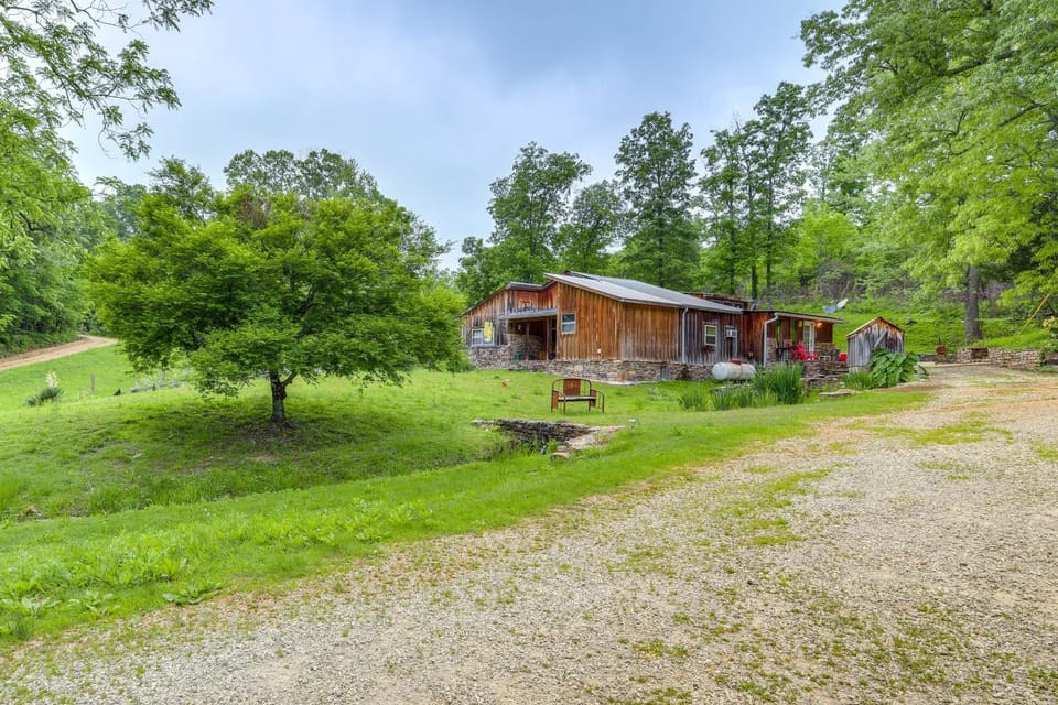 Mountain-View Cabin on Farm 3 Mi to Town and Shops Cabin in Mountain View