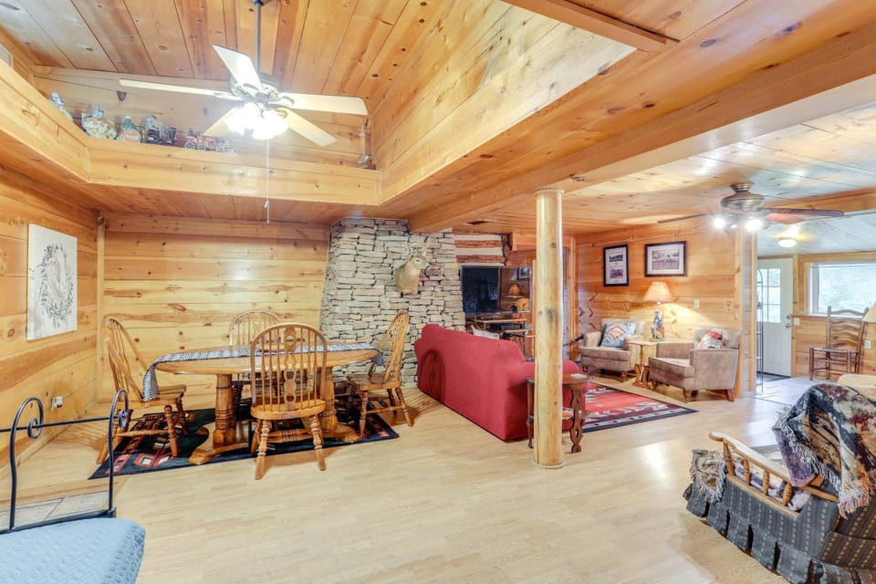 Mountain-View Cabin on Farm 3 Mi to Town and Shops Cabin in Mountain View