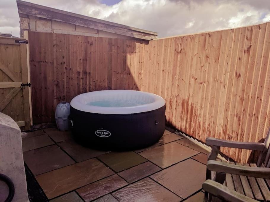 Dawel Lodge with Hot Tub and Logfire House in Wales