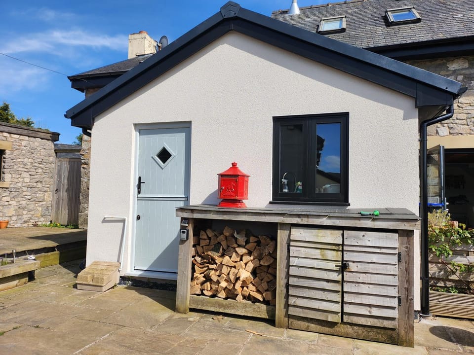 Dawel Lodge with Hot Tub and Logfire House in Wales
