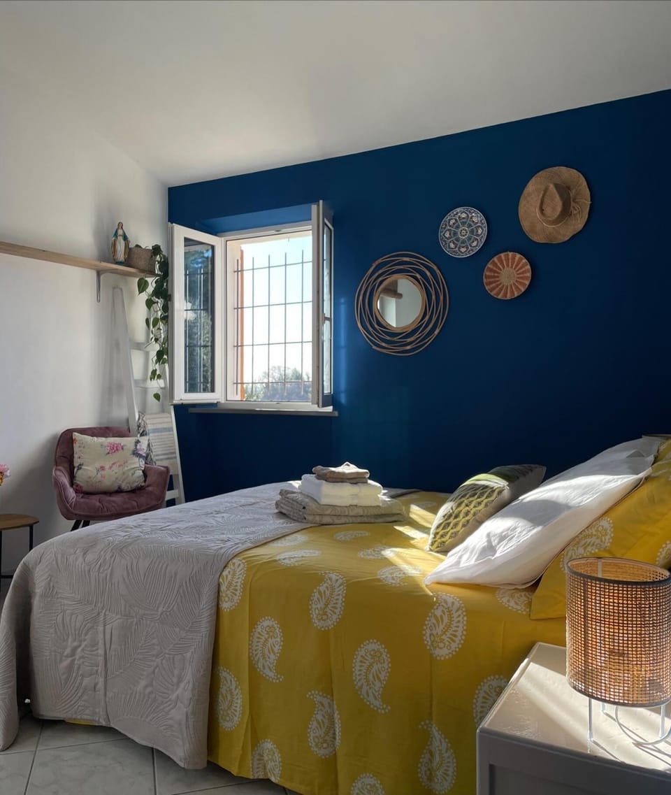 Bed, Bedroom, Garden view, internet