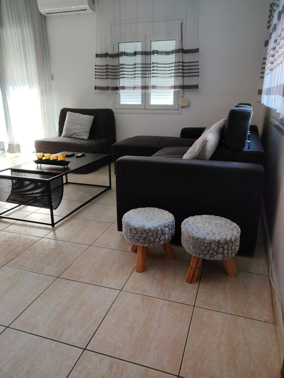 Living room, Seating area, air conditioner