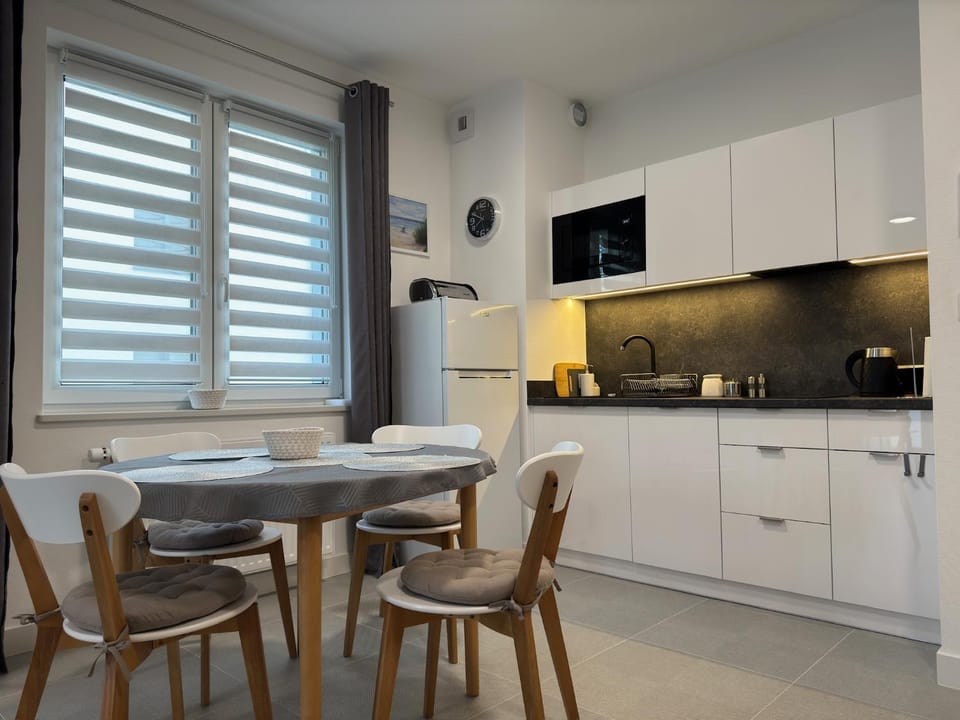 Coffee/tea facilities, Kitchen or kitchenette, Dining area, stove
