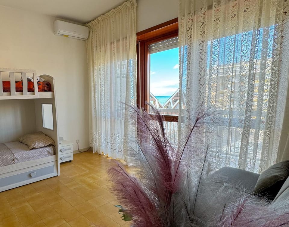 Bed, Photo of the whole room, Bedroom, air conditioner