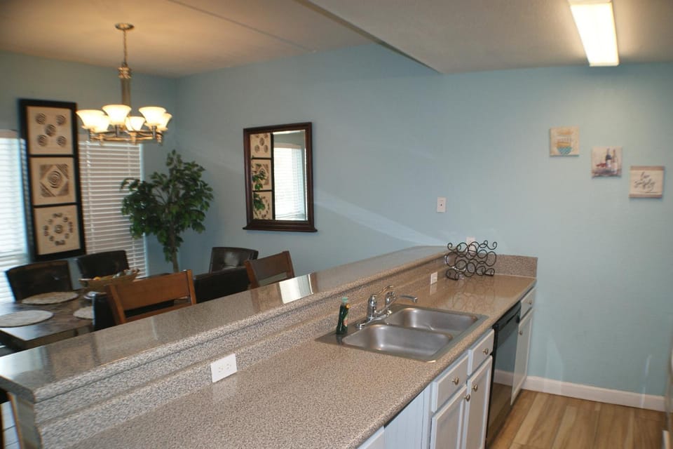 Coronado 202 next to beach access, Pool Apartment in South Padre Island
