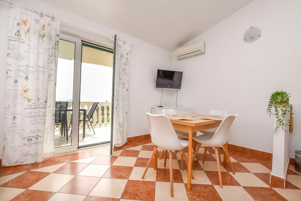 TV and multimedia, Seating area, Dining area, air conditioner