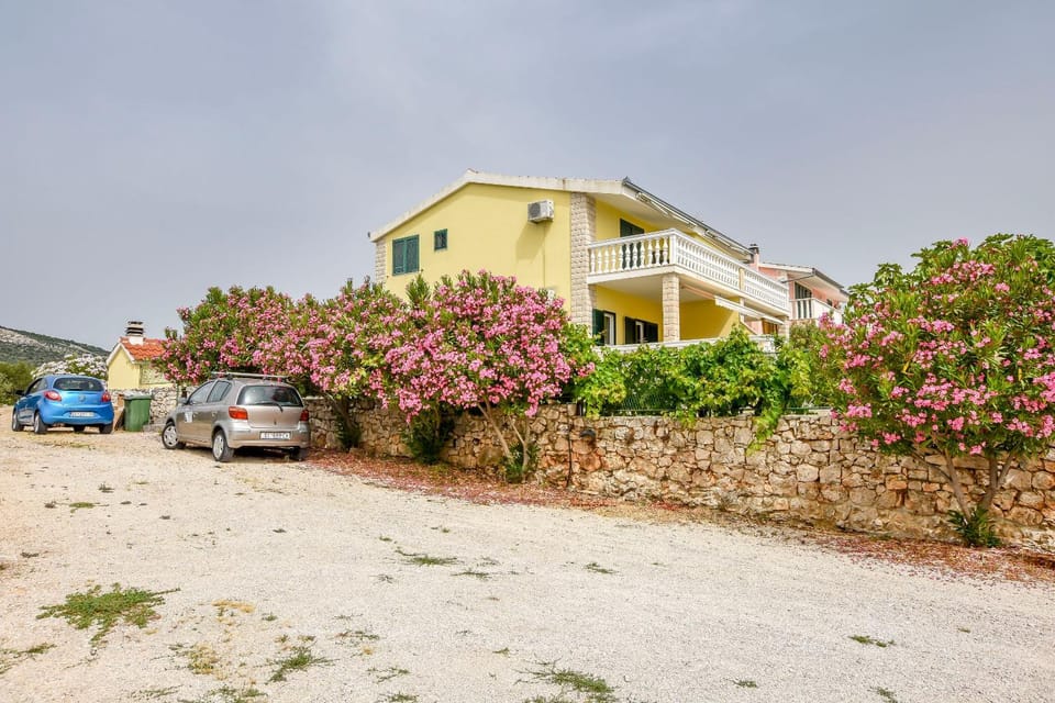 Property building, Facade/entrance, Garden, Garden view, Parking