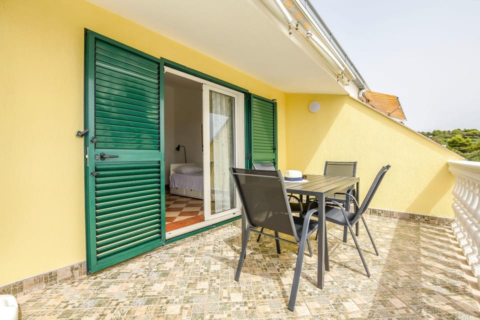 Balcony/Terrace, Decorative detail, Seating area