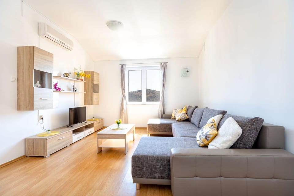 TV and multimedia, Living room, Seating area, air conditioner