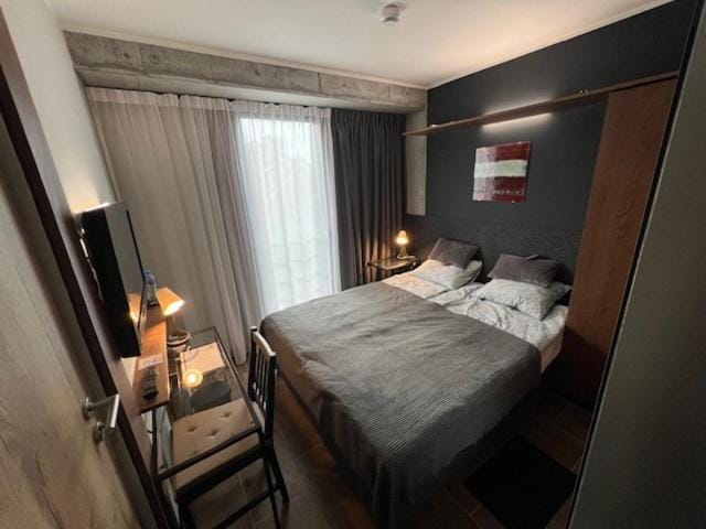 Photo of the whole room, Bedroom