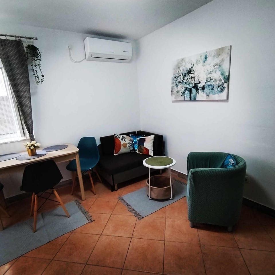 Living room, Seating area, air conditioner