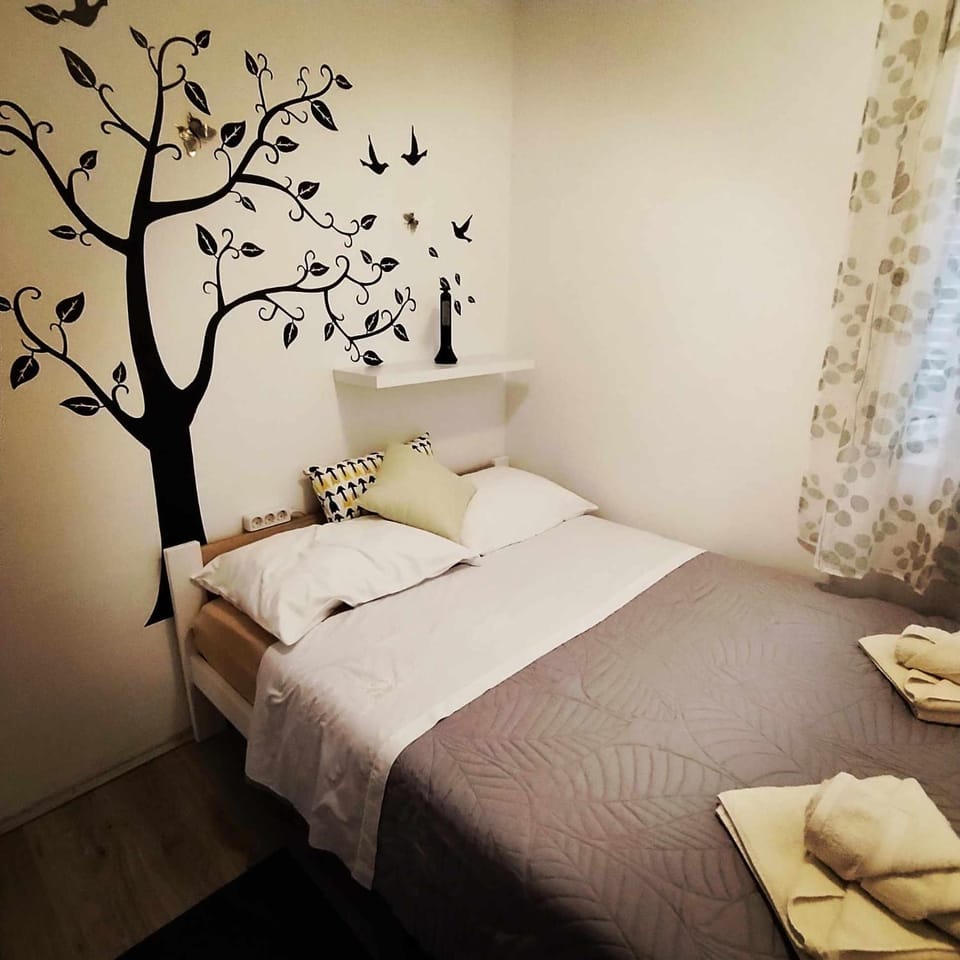 Bed, Bedroom, towels