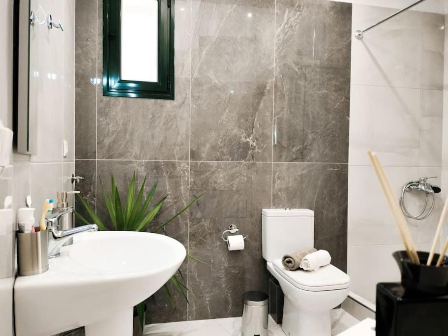 Shower, Toilet, Bathroom, towels