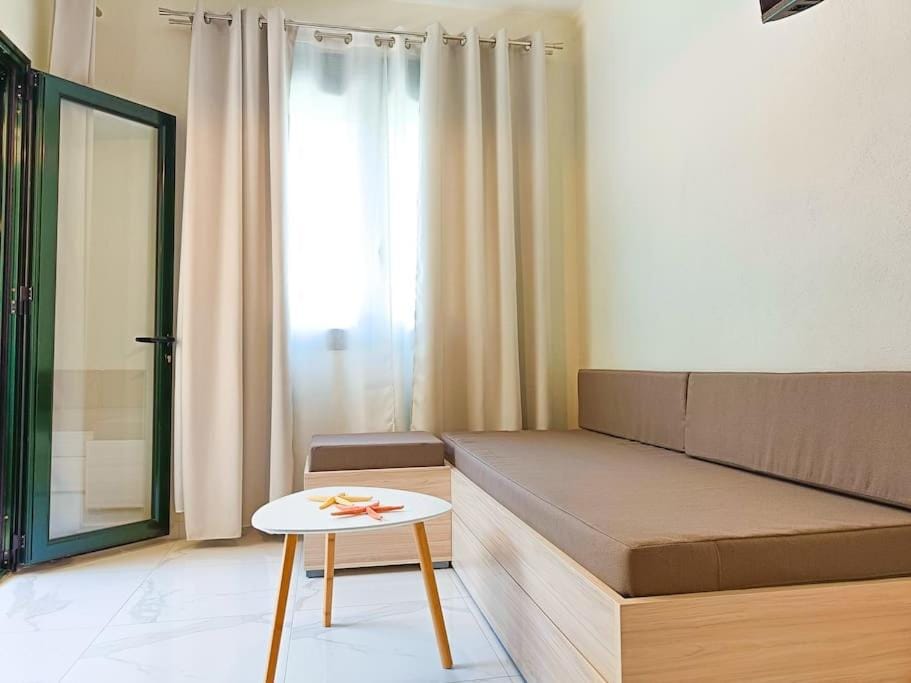 Bed, Living room, Photo of the whole room, Seating area