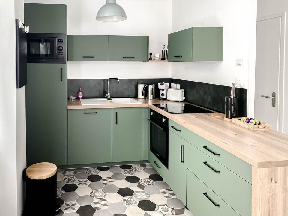 Coffee/tea facilities, dishwasher, oven, stove, kitchen