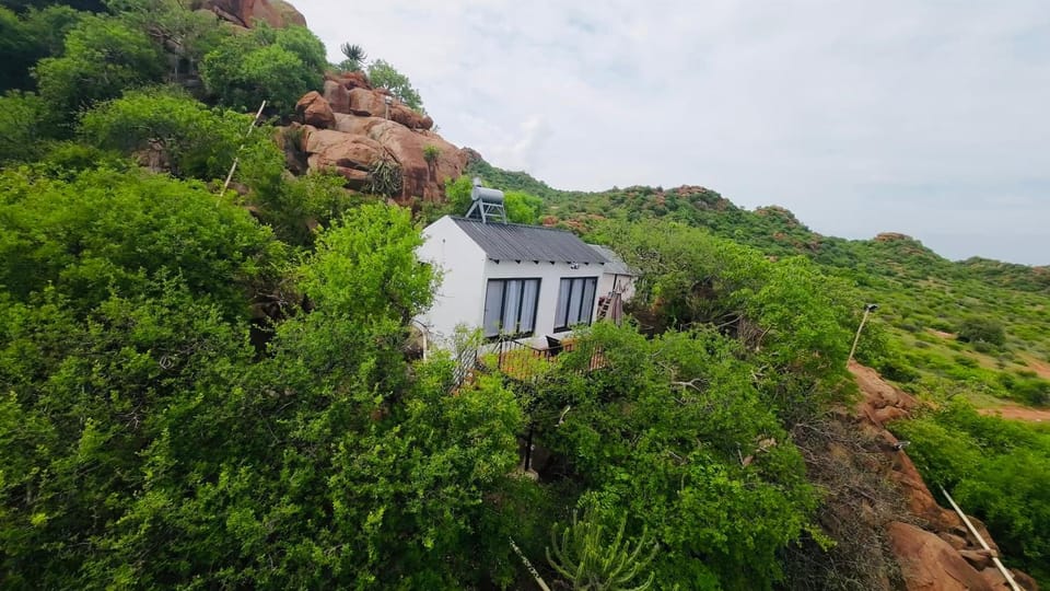Makgobelo Lodge -The White House - Solar powered Villa in South Africa
