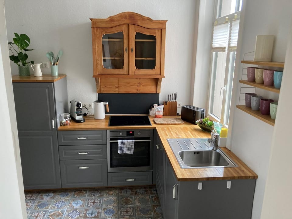 Coffee/tea facilities, Kitchen or kitchenette, dishwasher, oven, stove