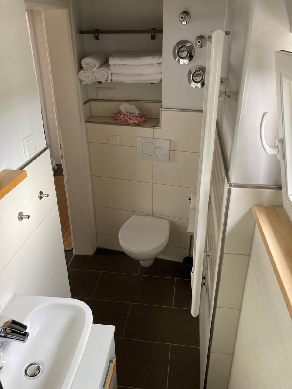 Toilet, Bathroom, towels