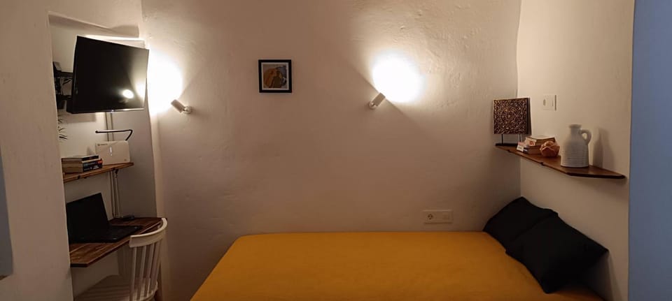 Bed, TV and multimedia, Bedroom