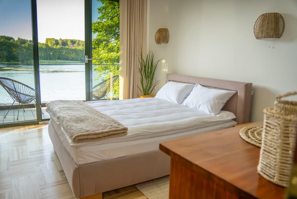 Balcony/Terrace, Bedroom, Lake view