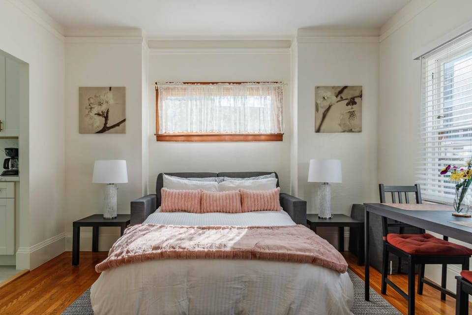 Bed, Living room, Photo of the whole room, Seating area, Dining area