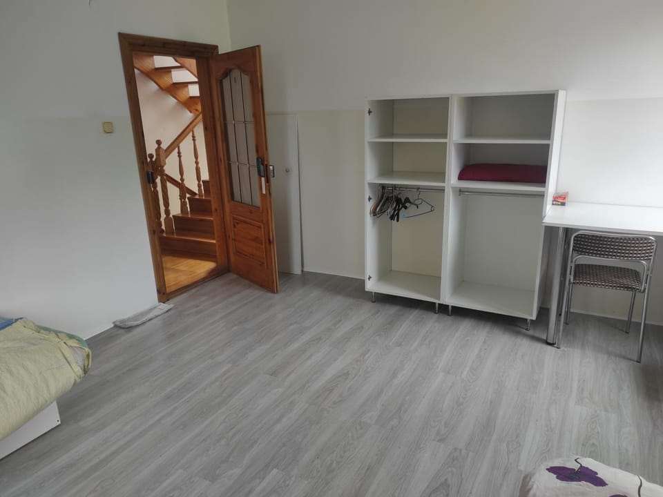 Photo of the whole room, Bedroom, wardrobe