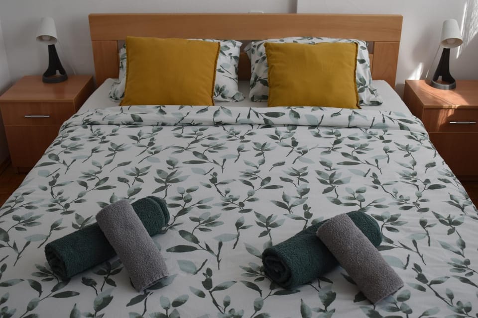 Bed, Photo of the whole room, Bedroom, towels