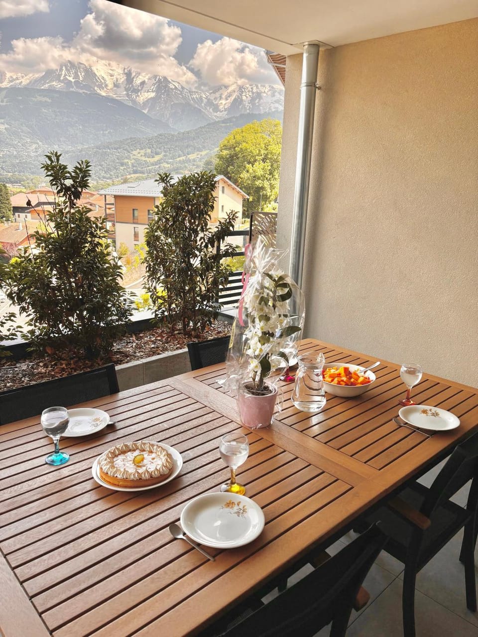 Property building, Patio, Natural landscape, Ski School, Skiing, View (from property/room), Balcony/Terrace, Dining area, Mountain view, Mountain view, Seasons