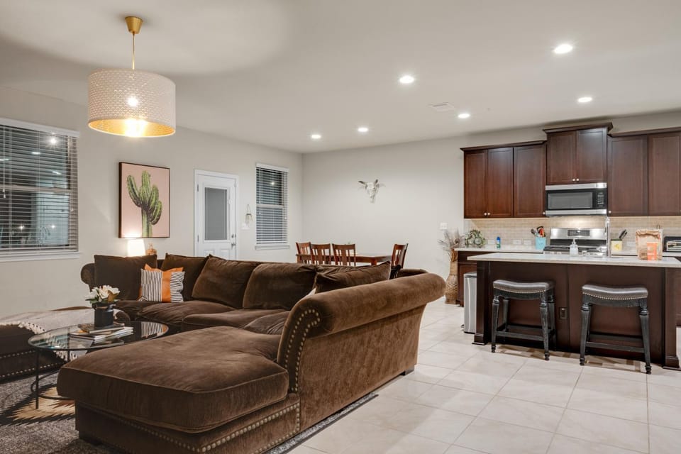 Kitchen or kitchenette, Seating area